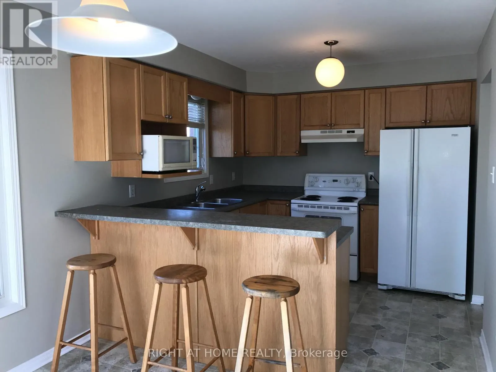 33 - 320 AMBLESIDE DRIVE