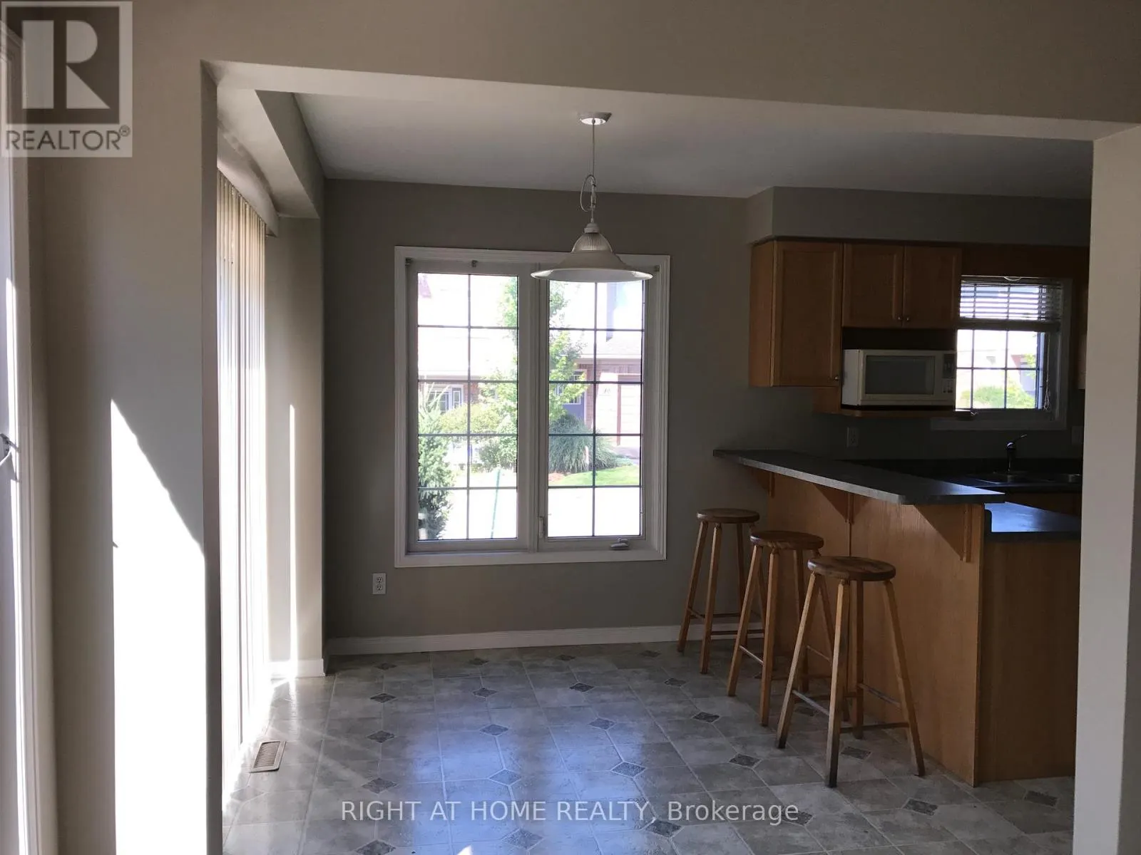33 - 320 AMBLESIDE DRIVE