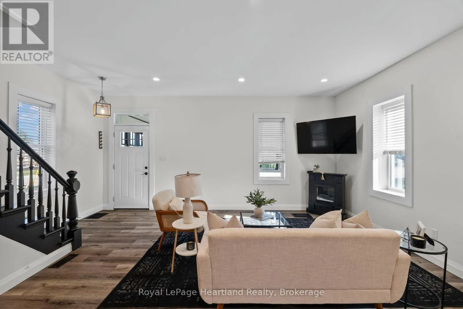 15 QUEEN STREET E