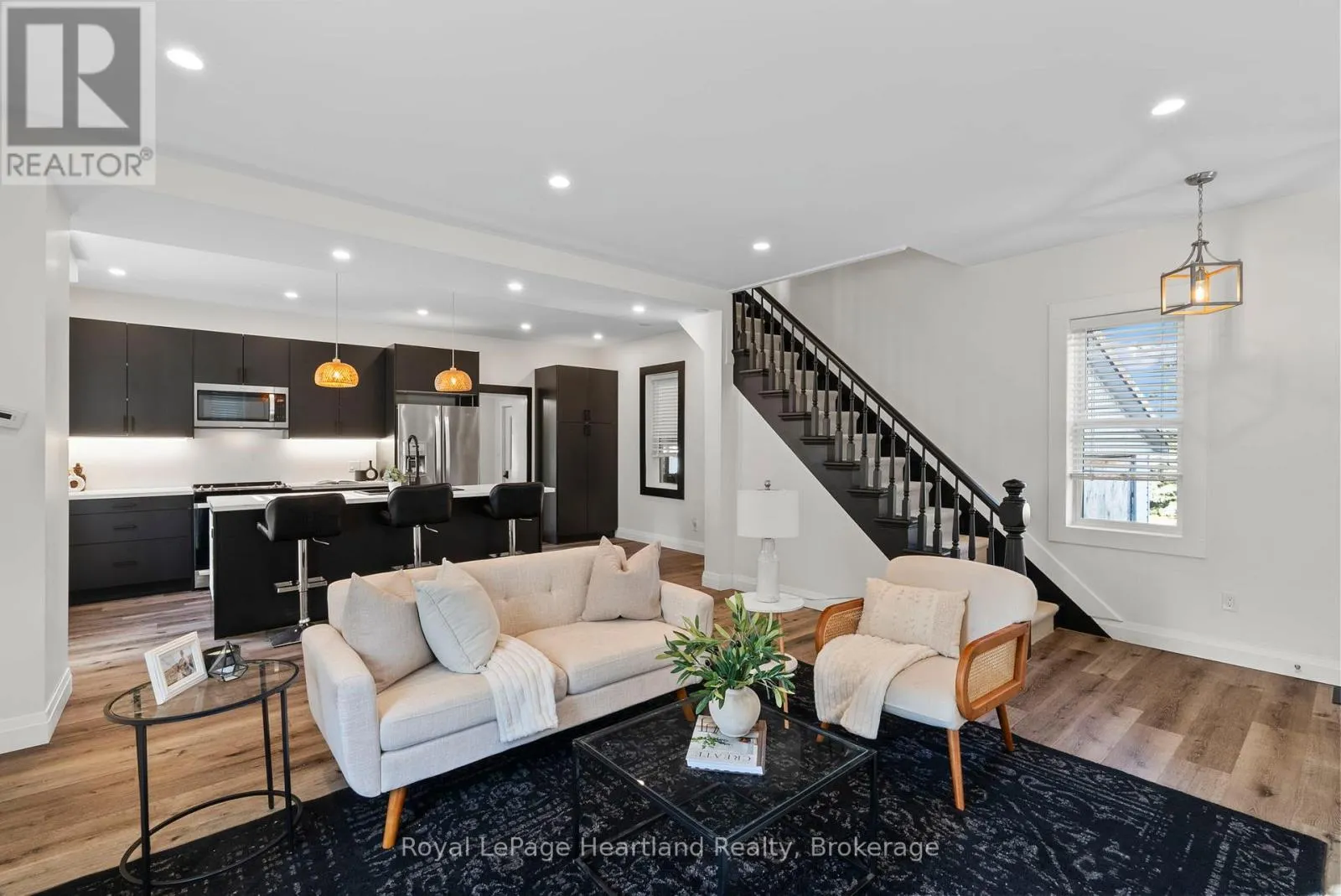 15 QUEEN STREET E