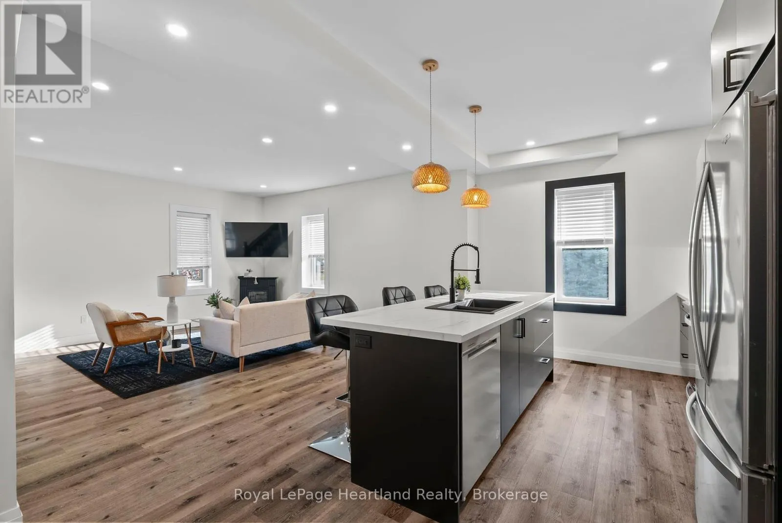 15 QUEEN STREET E