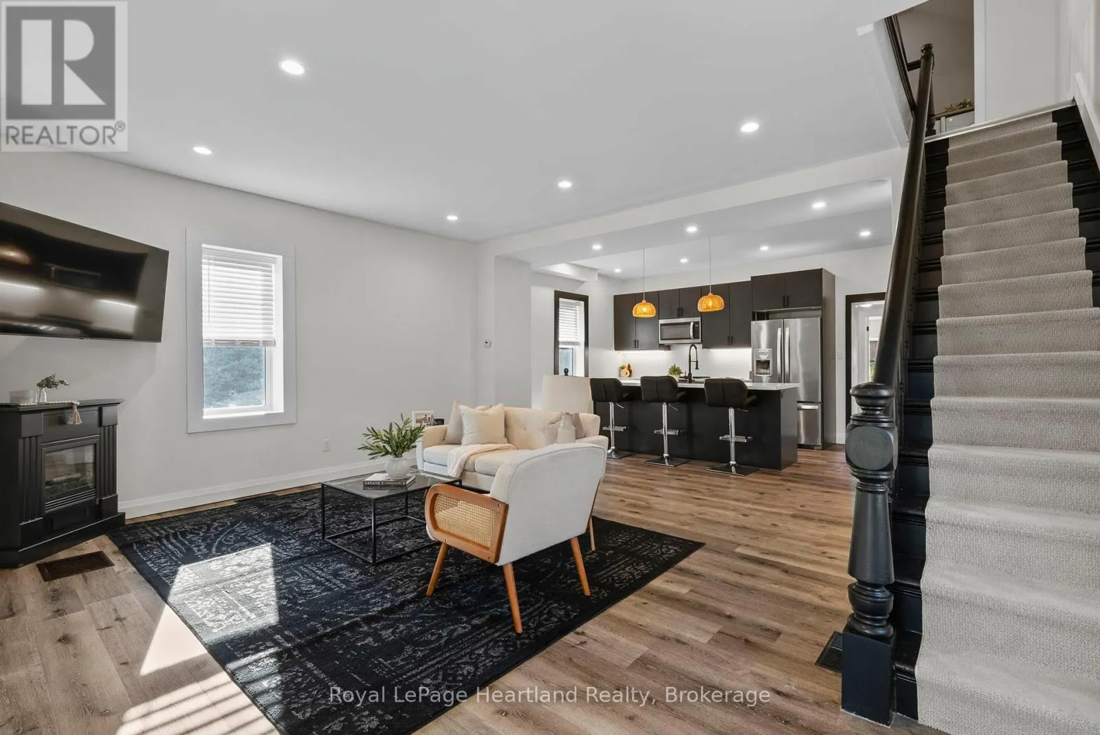 15 QUEEN STREET E