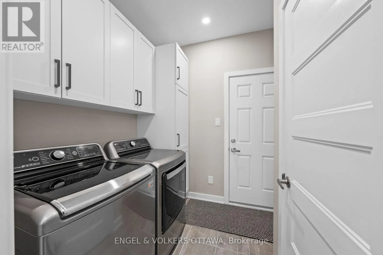 213 BLACKHORSE DRIVE
