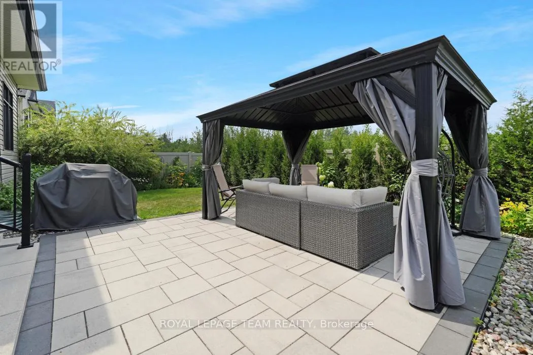 316 SERENADE CRESCENT W