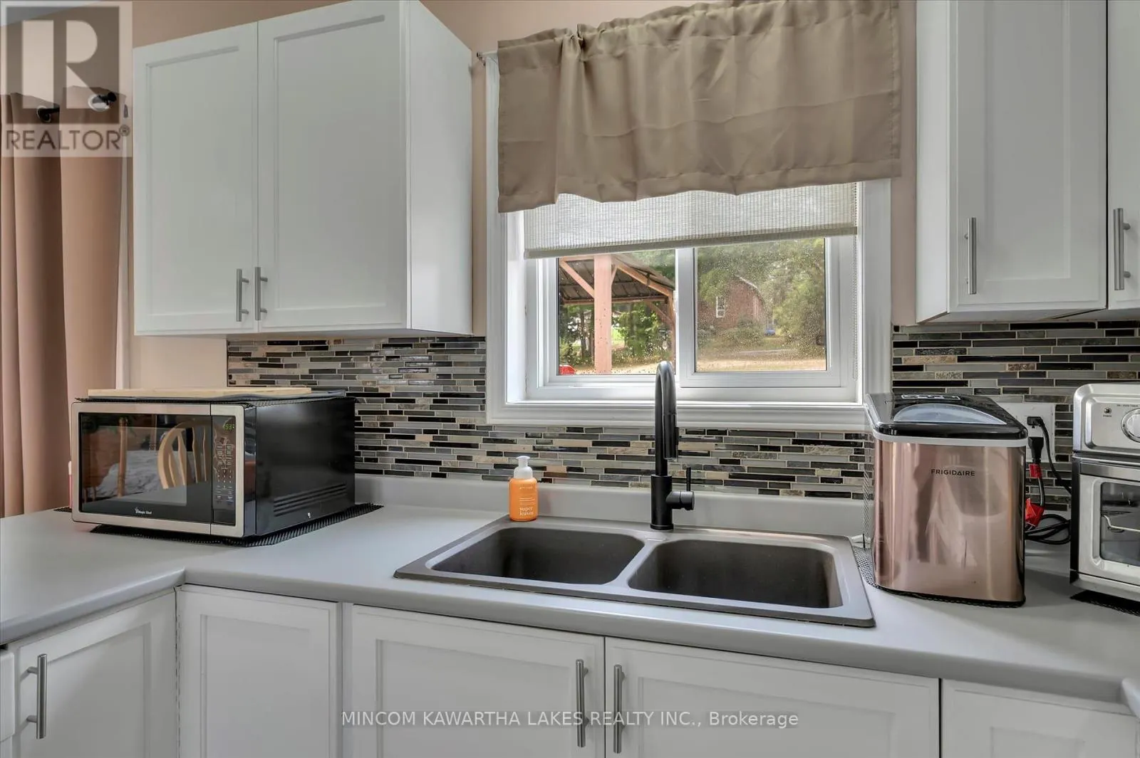 2466 QUEEN MARY STREET