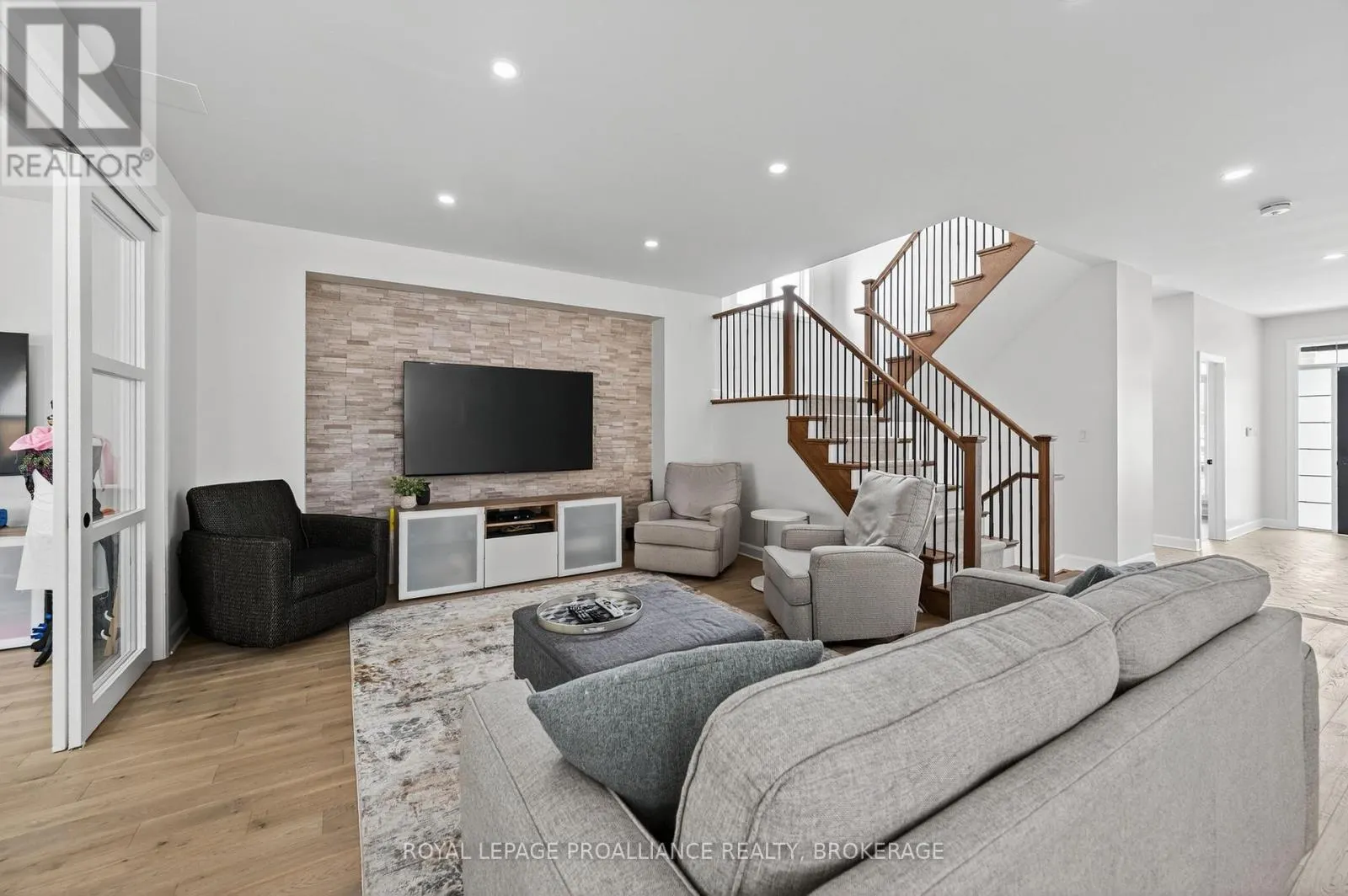 756 RIVERVIEW WAY