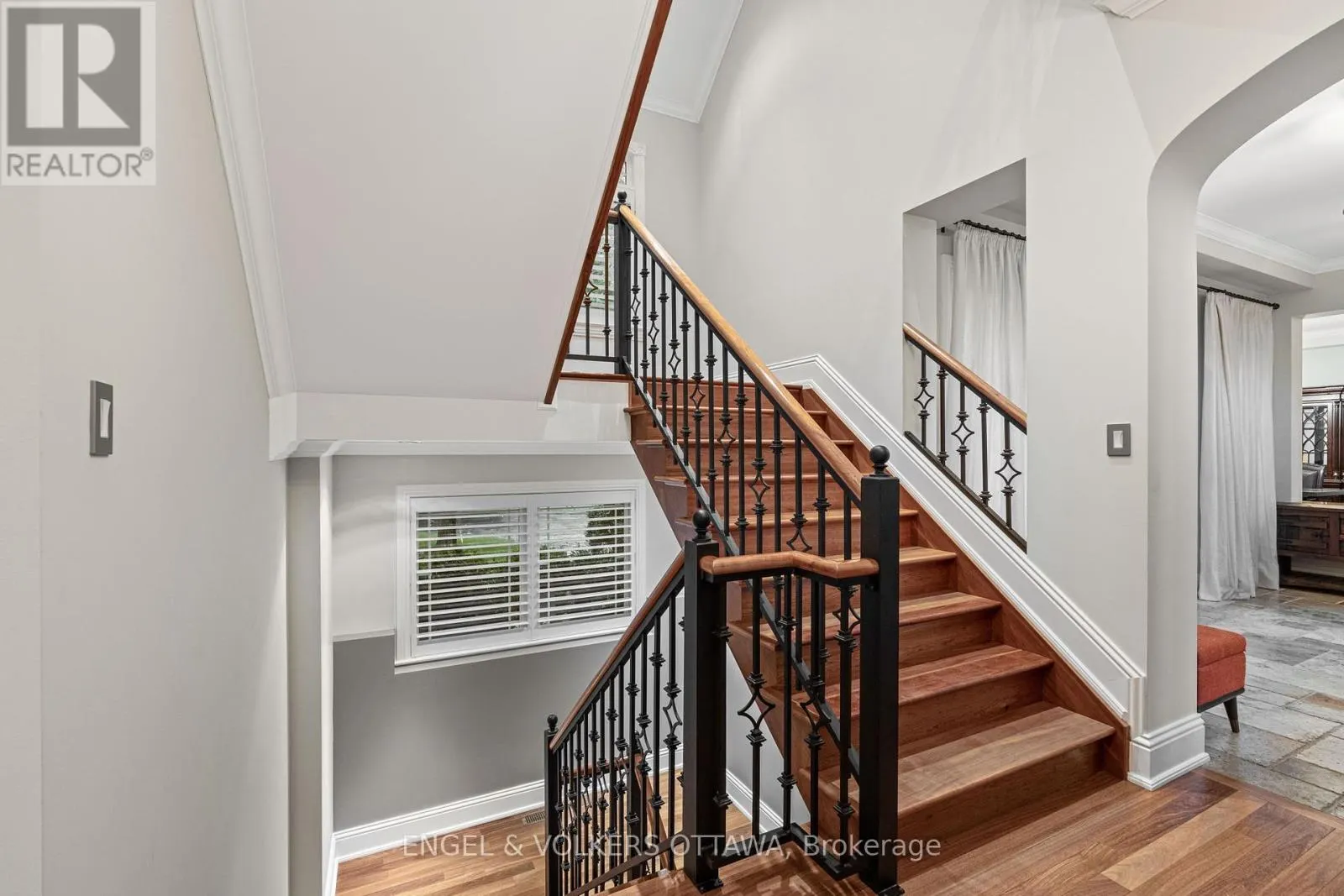 5800 QUEENSCOURT CRESCENT