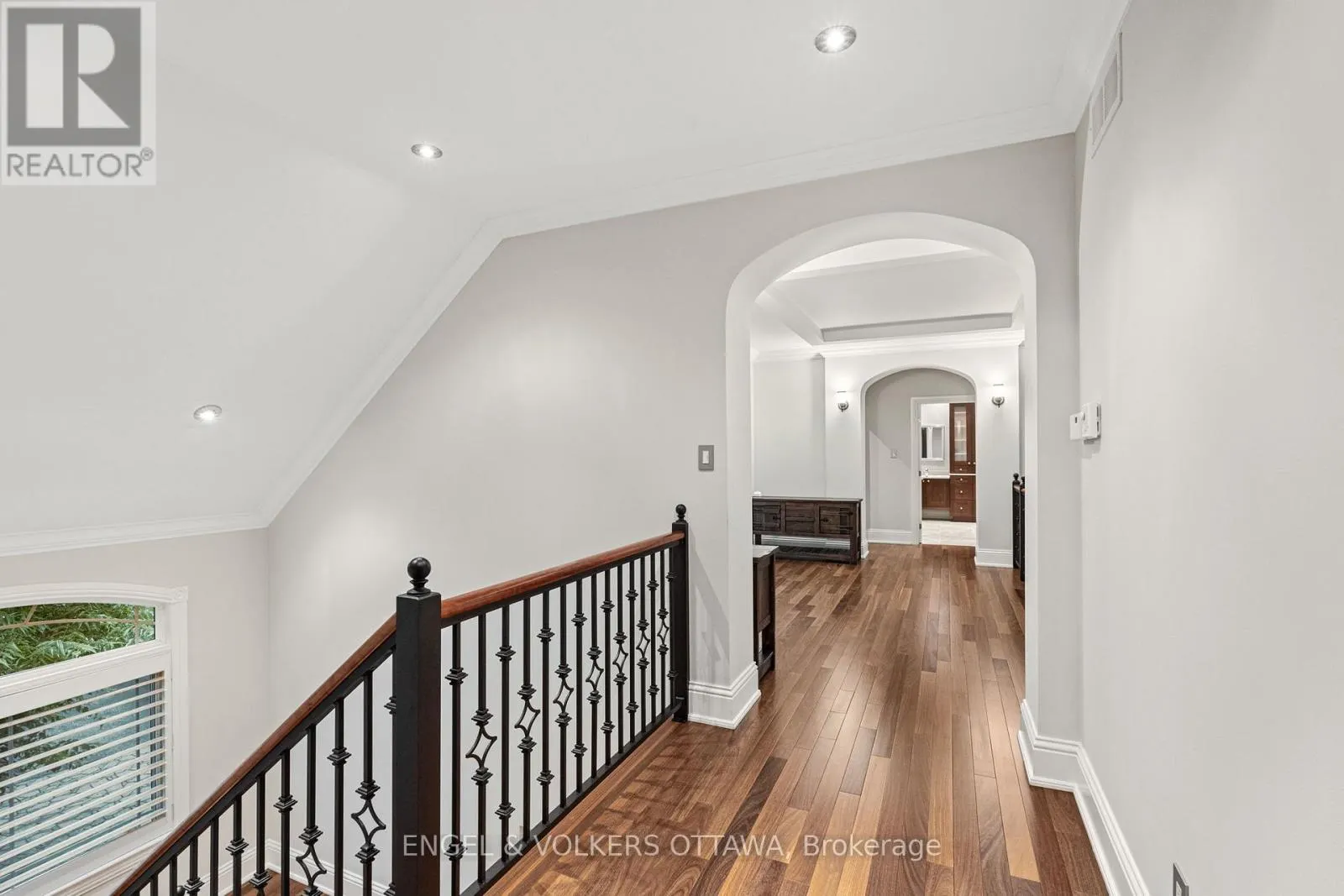 5800 QUEENSCOURT CRESCENT