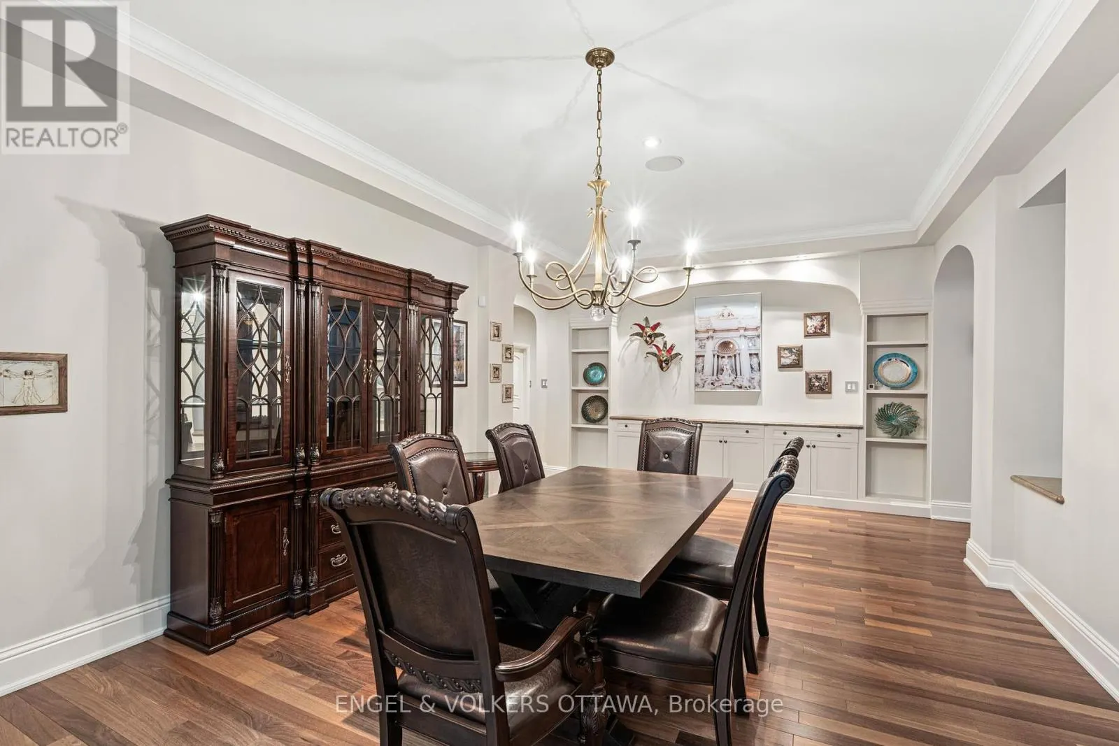 5800 QUEENSCOURT CRESCENT
