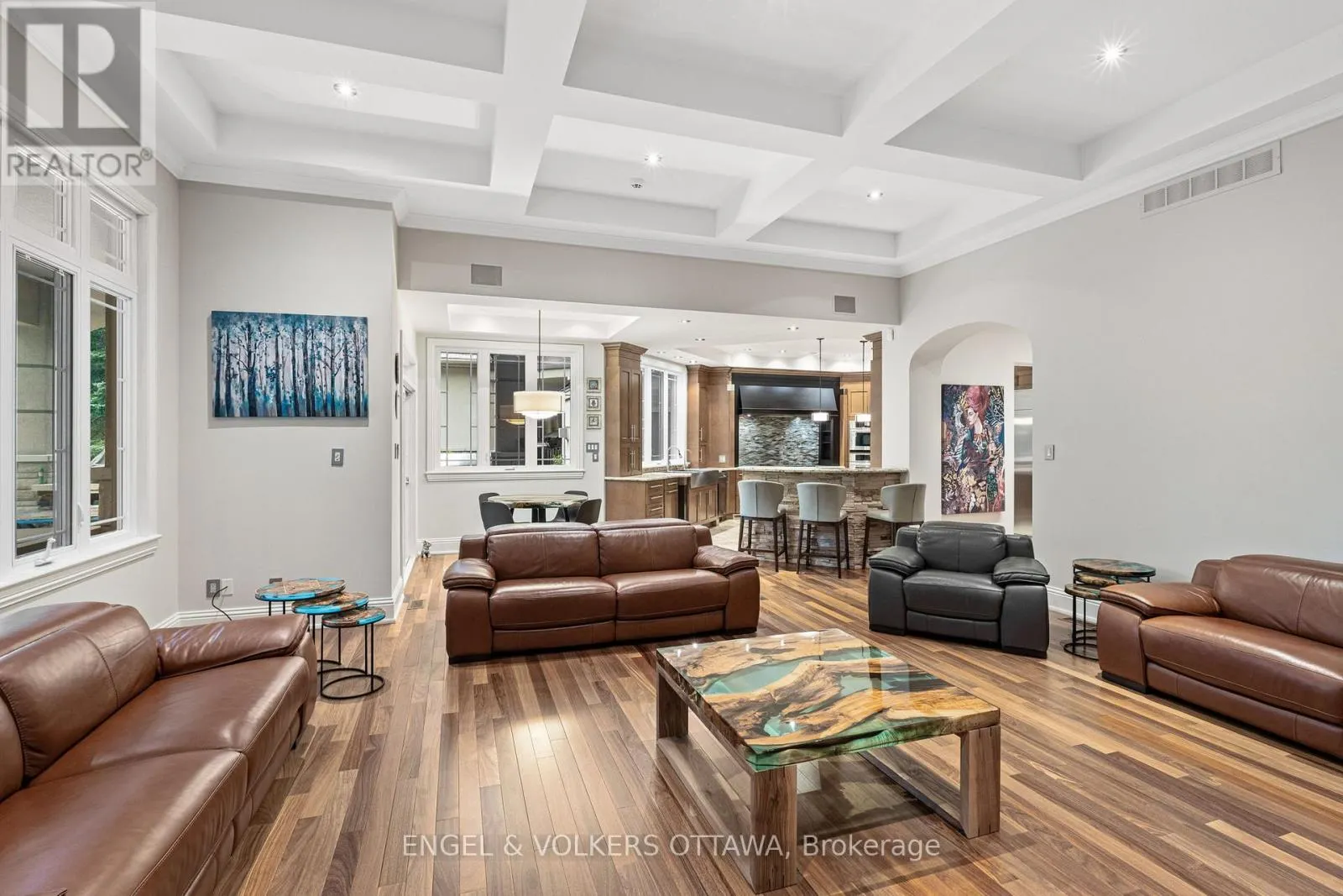 5800 QUEENSCOURT CRESCENT