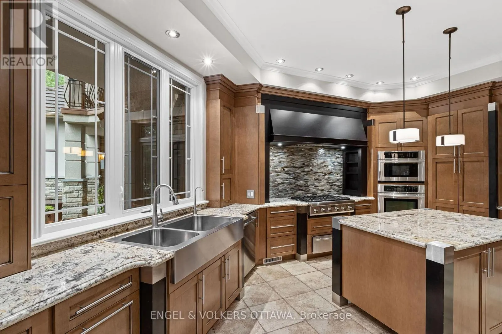 5800 QUEENSCOURT CRESCENT