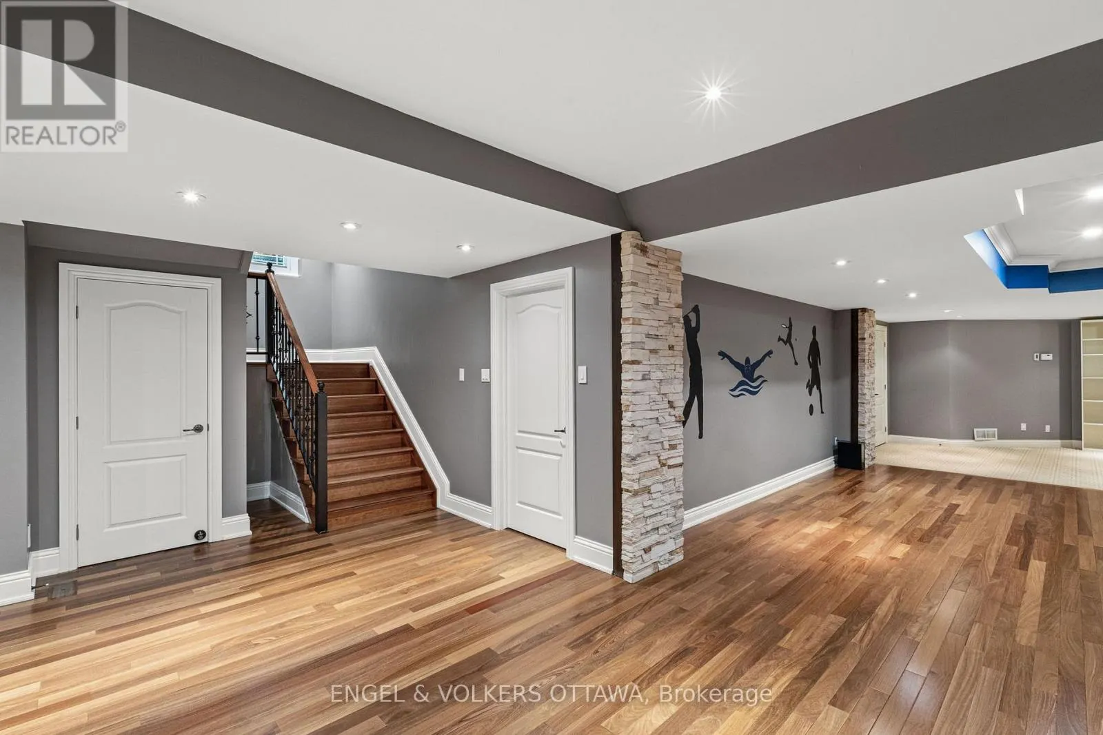 5800 QUEENSCOURT CRESCENT