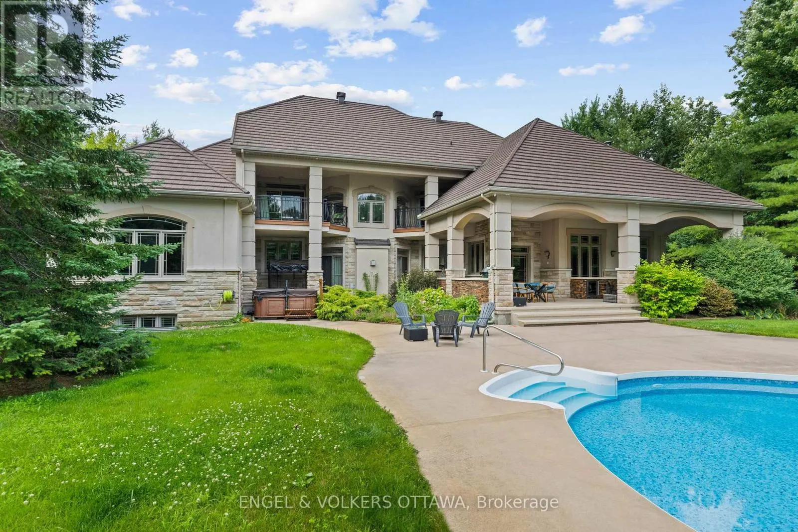 5800 QUEENSCOURT CRESCENT