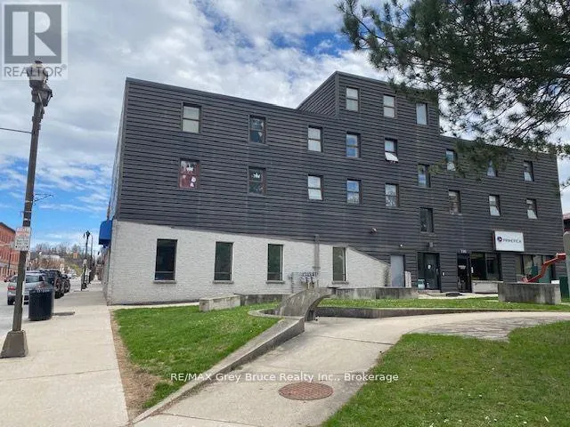 153 8TH STREET E