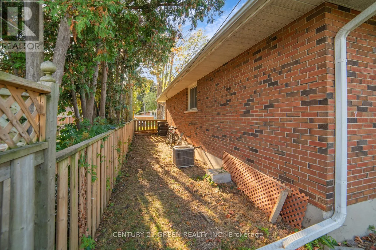 1676 HOLLEY CRESCENT