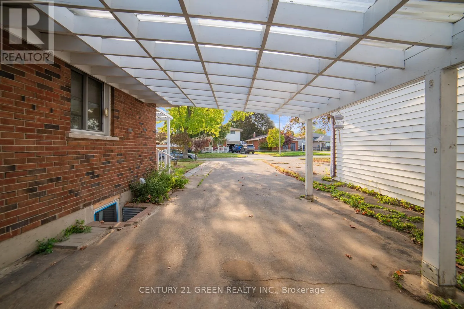 1676 HOLLEY CRESCENT