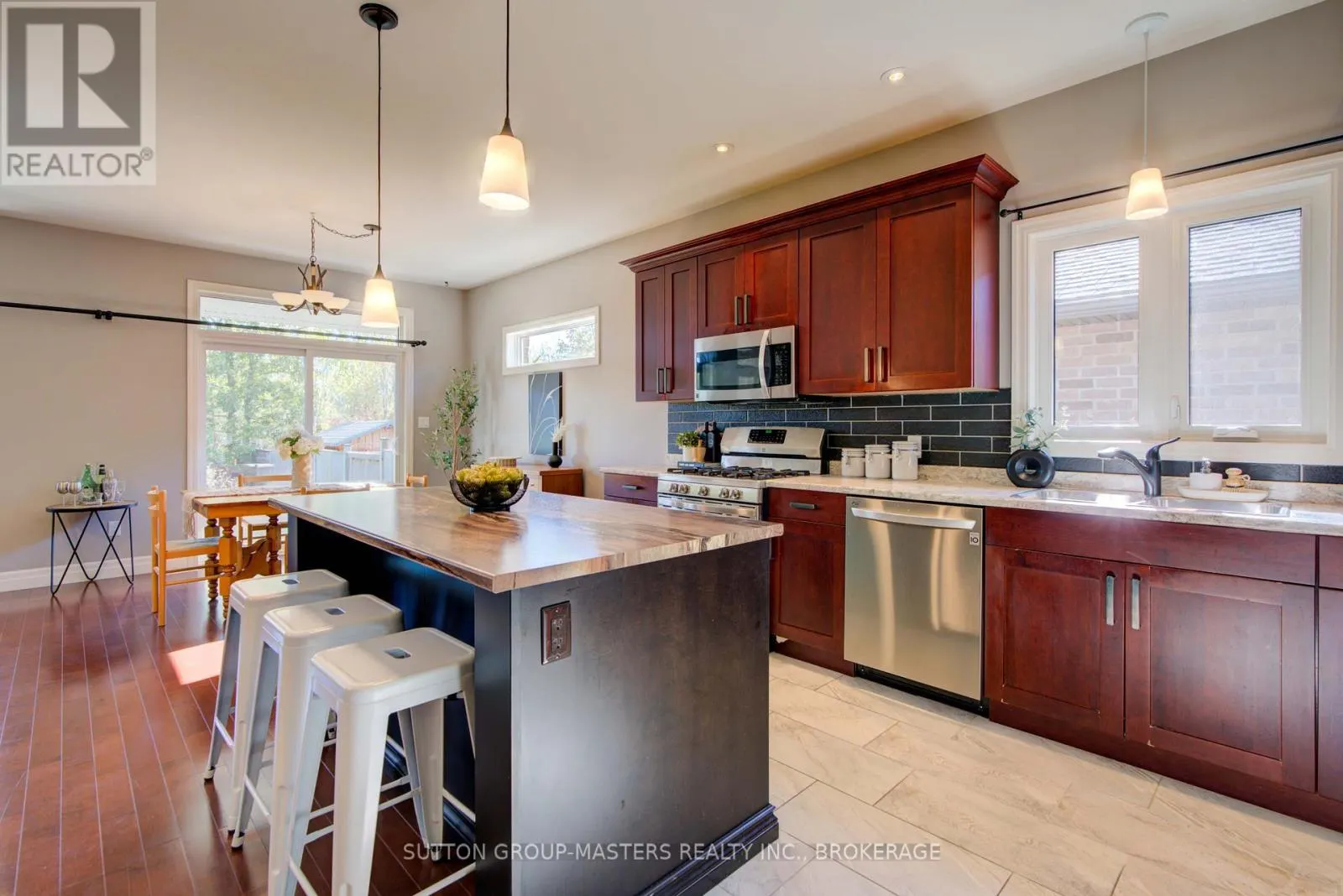 61 HARTWOOD CRESCENT