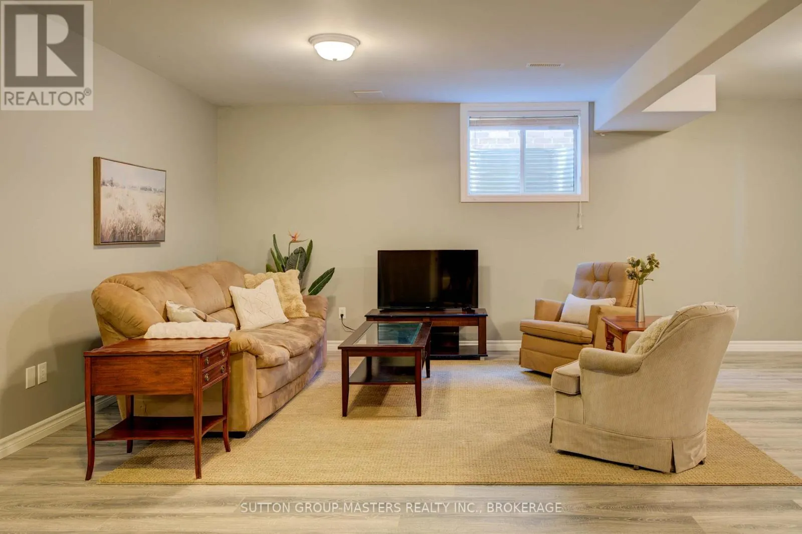 61 HARTWOOD CRESCENT