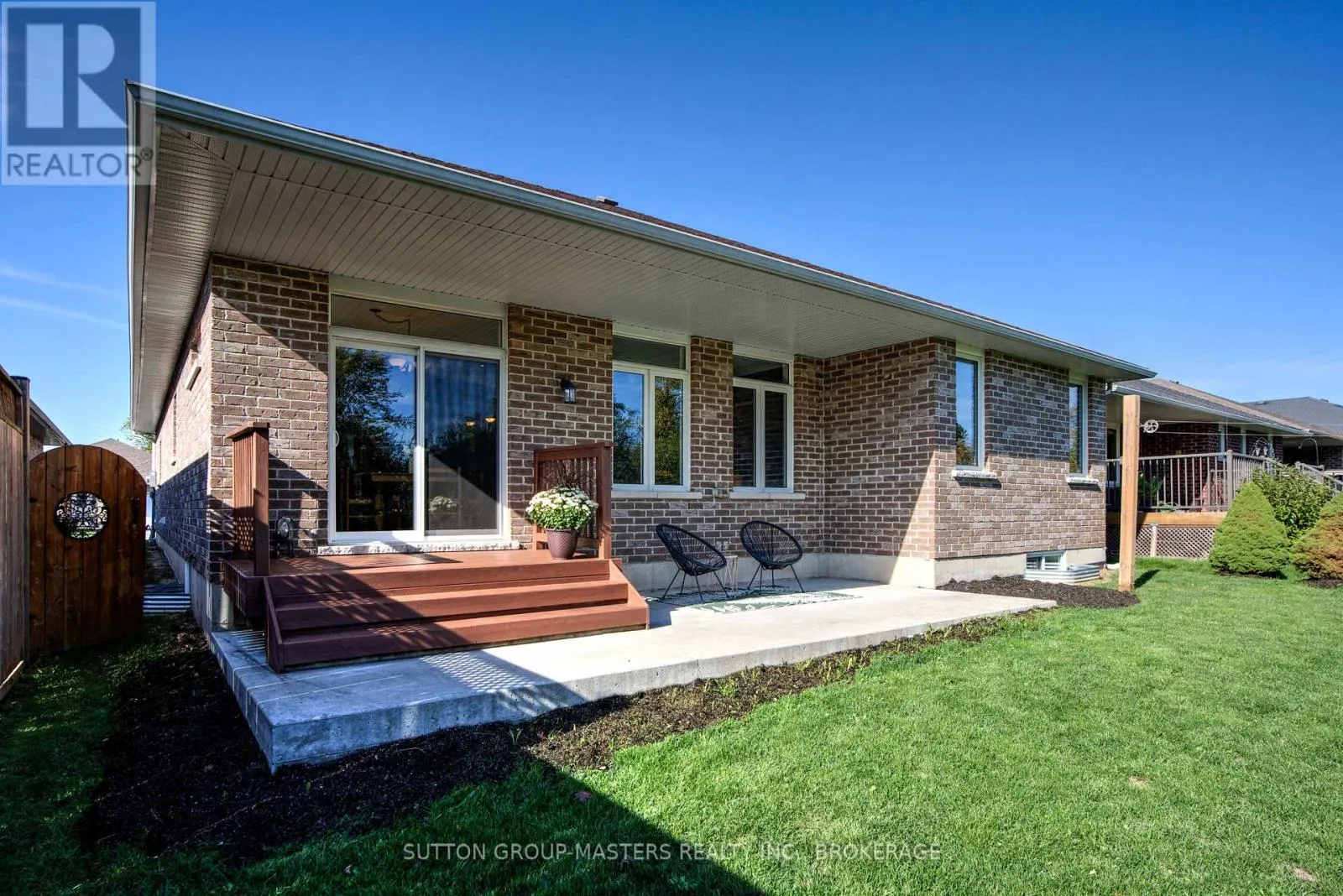 61 HARTWOOD CRESCENT