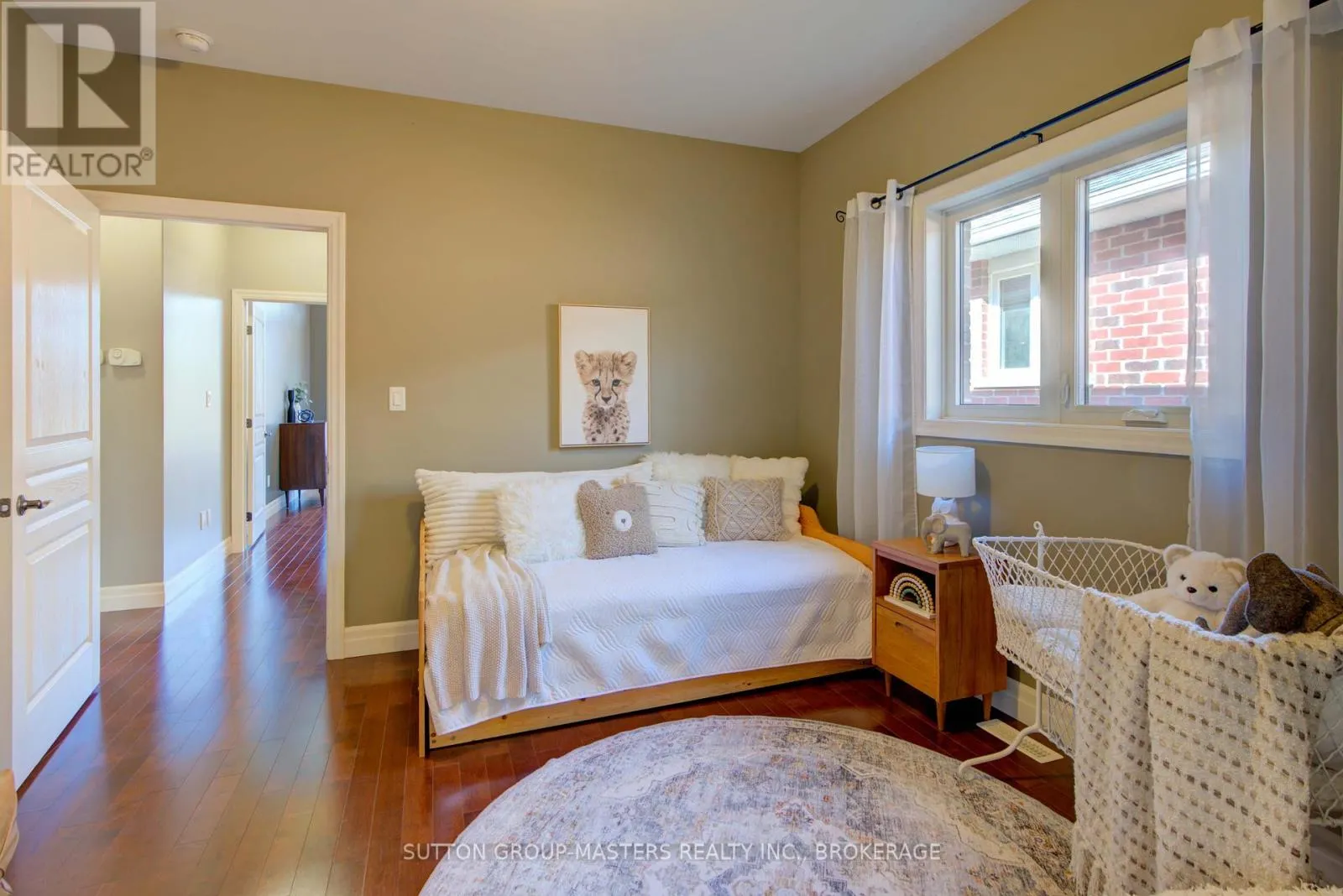 61 HARTWOOD CRESCENT