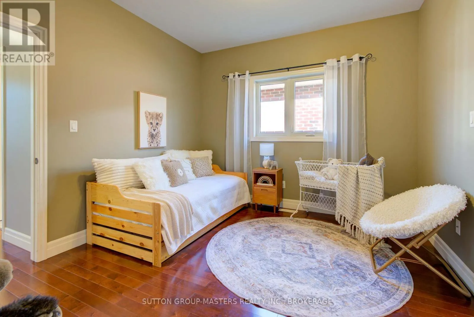 61 HARTWOOD CRESCENT