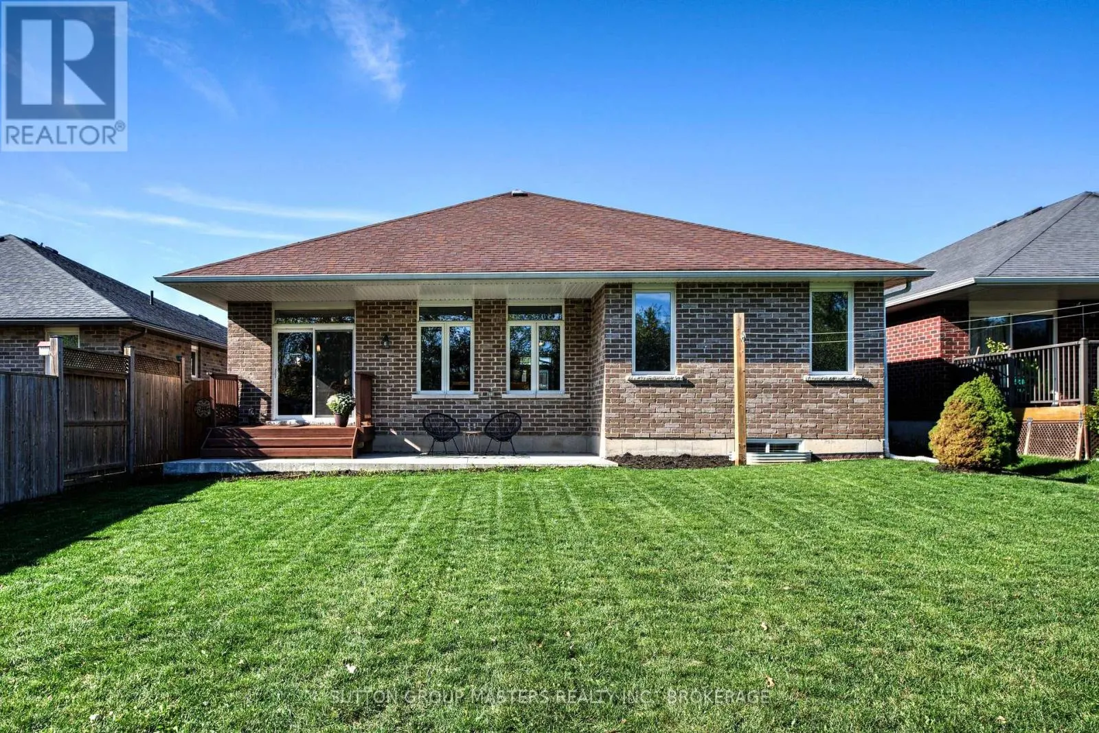 61 HARTWOOD CRESCENT
