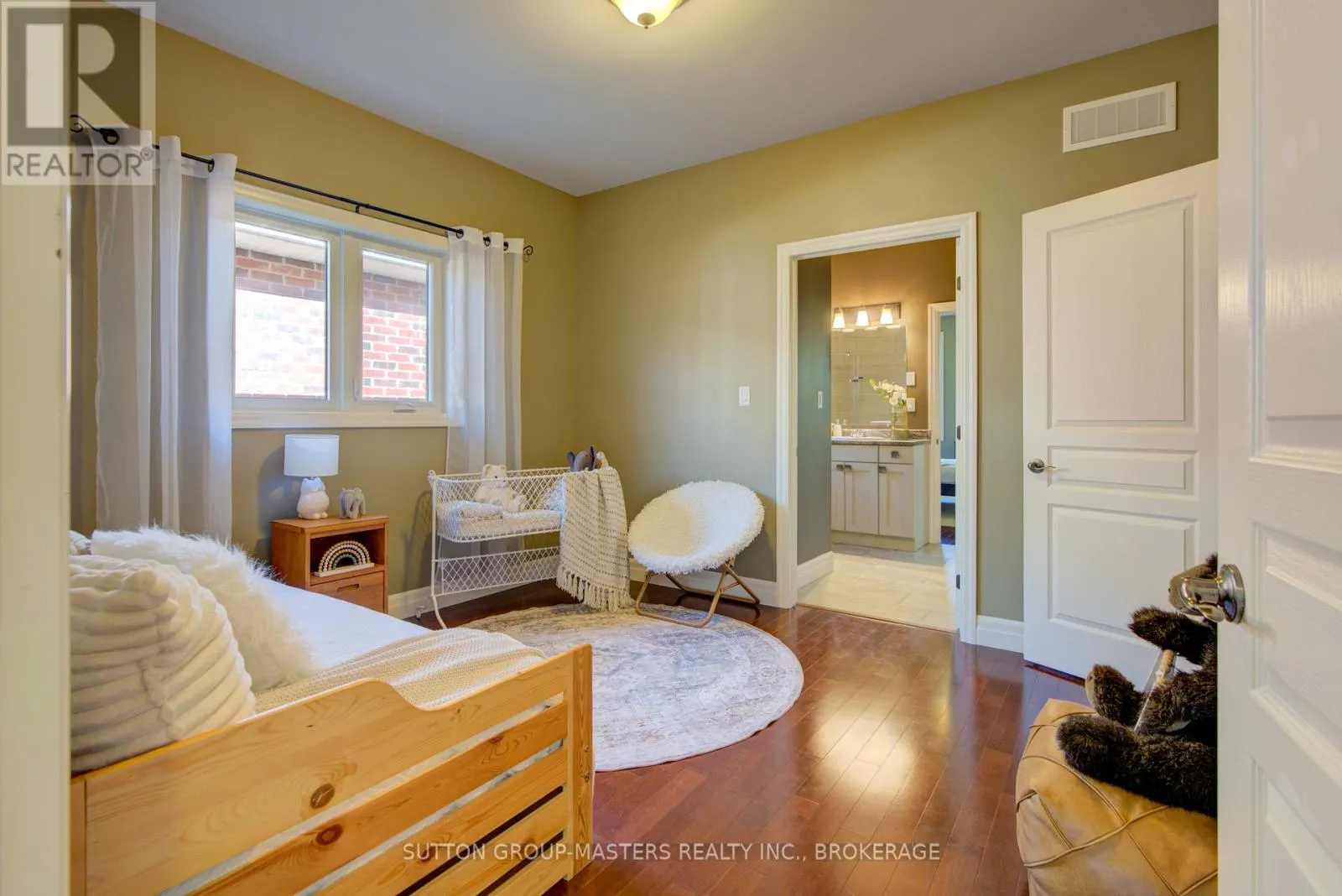 61 HARTWOOD CRESCENT