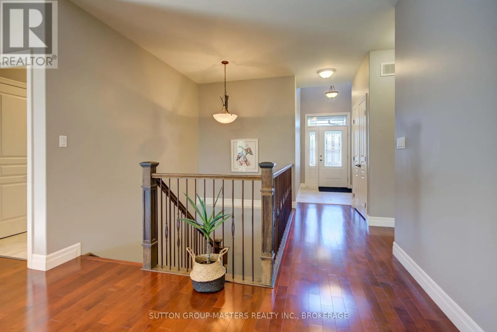 61 HARTWOOD CRESCENT