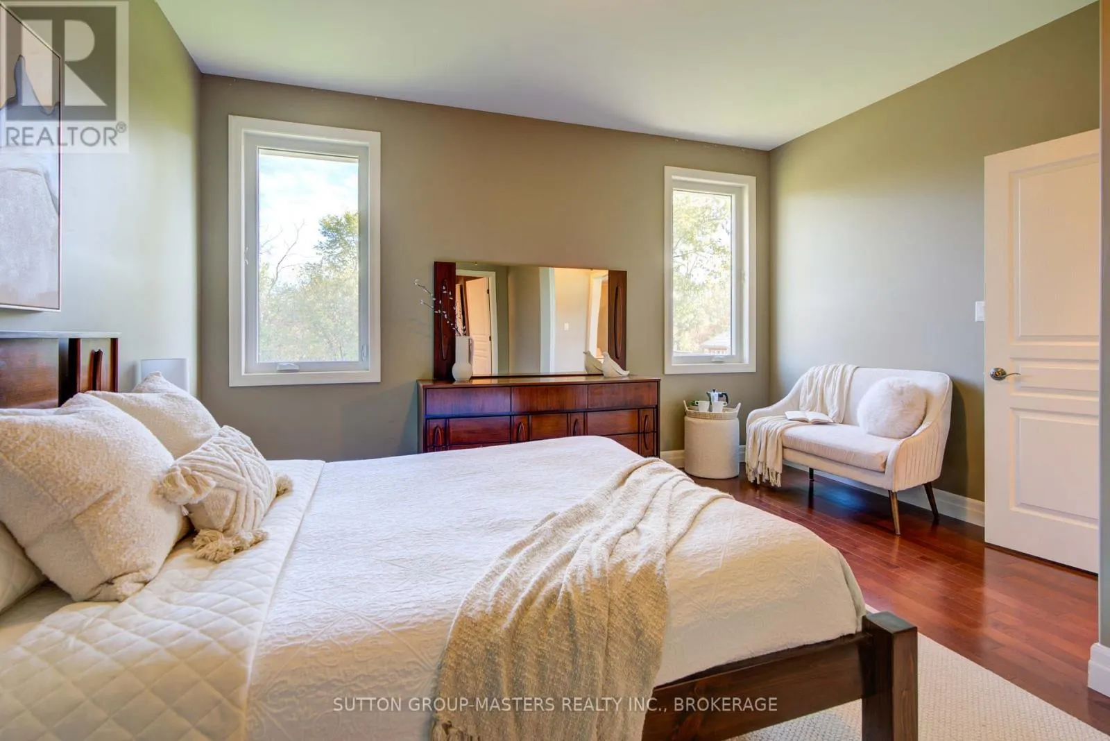 61 HARTWOOD CRESCENT