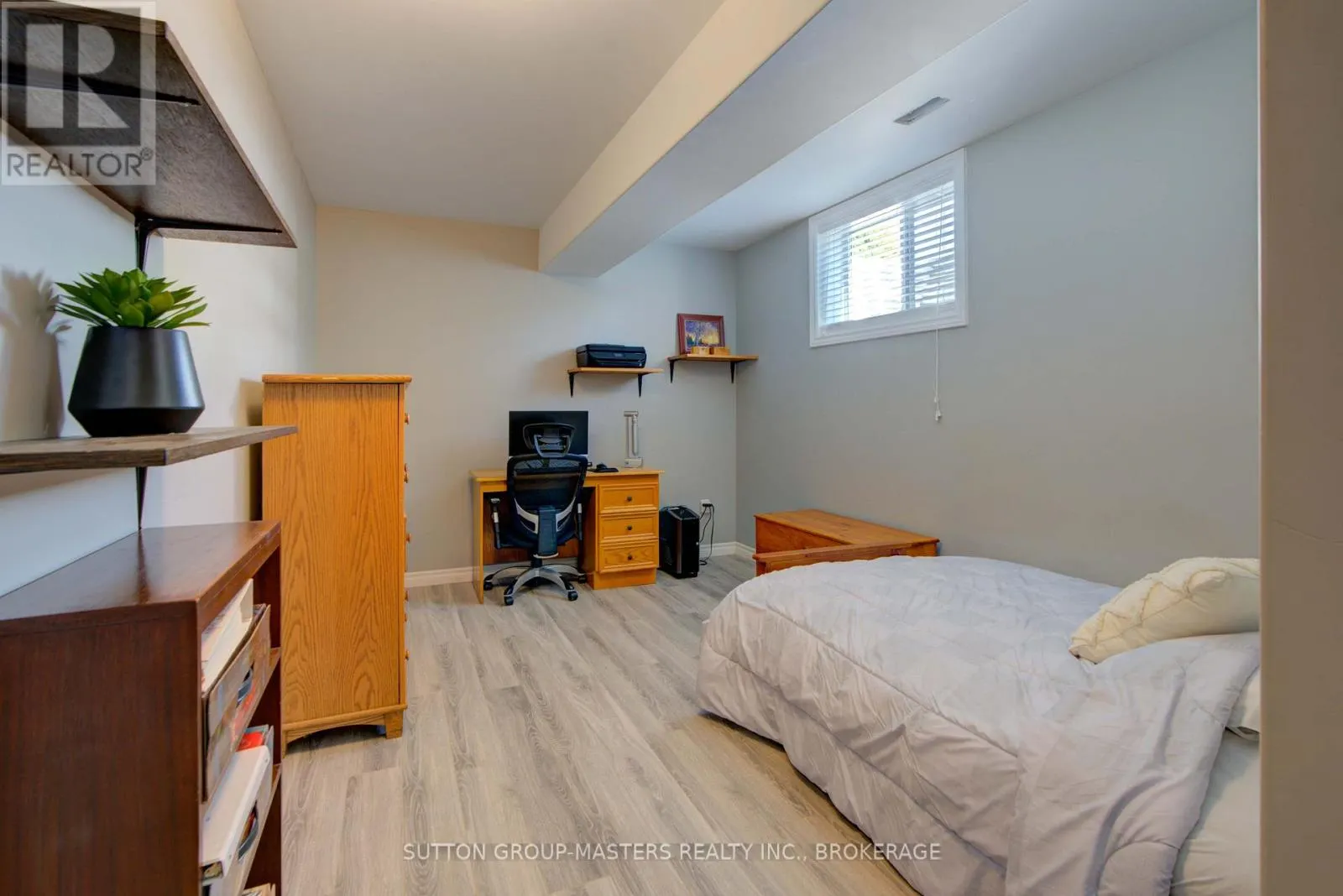 61 HARTWOOD CRESCENT