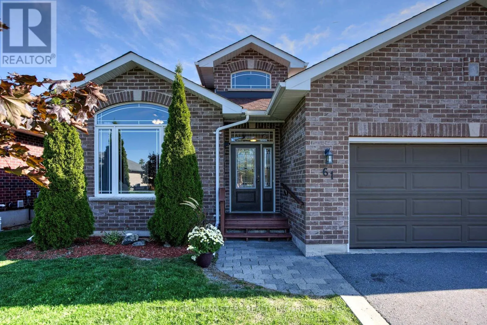 61 HARTWOOD CRESCENT