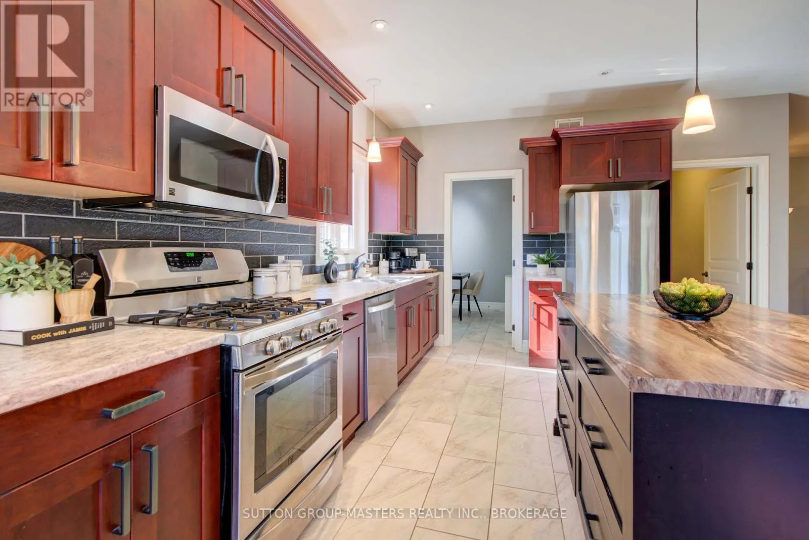 61 HARTWOOD CRESCENT