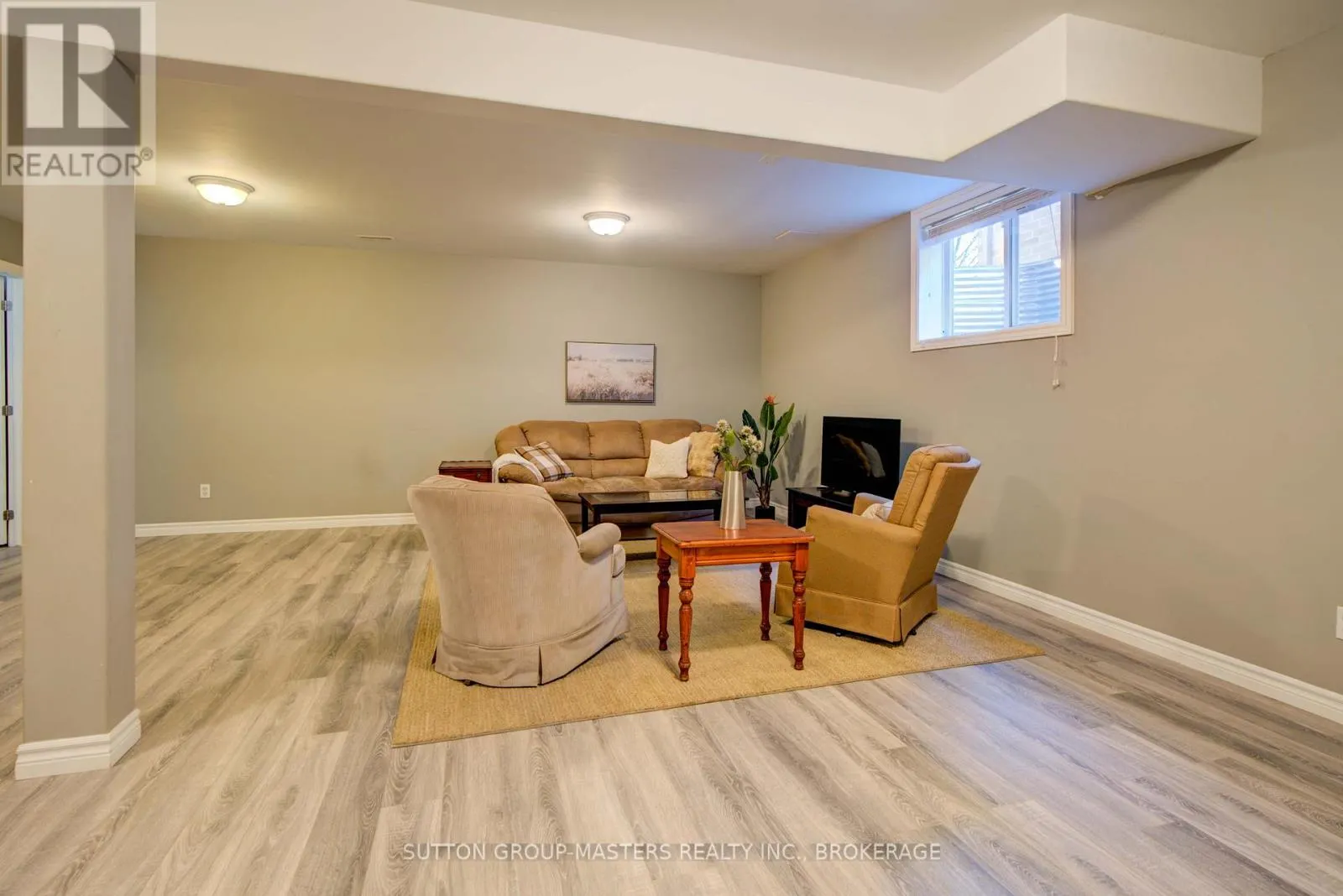 61 HARTWOOD CRESCENT