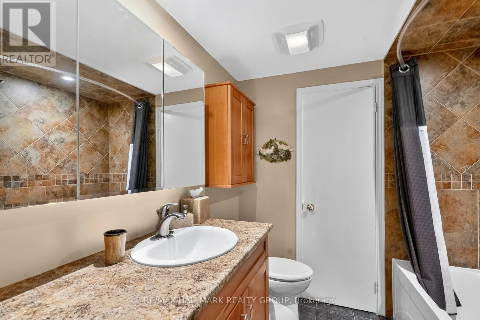 1816 APPLEGROVE COURT