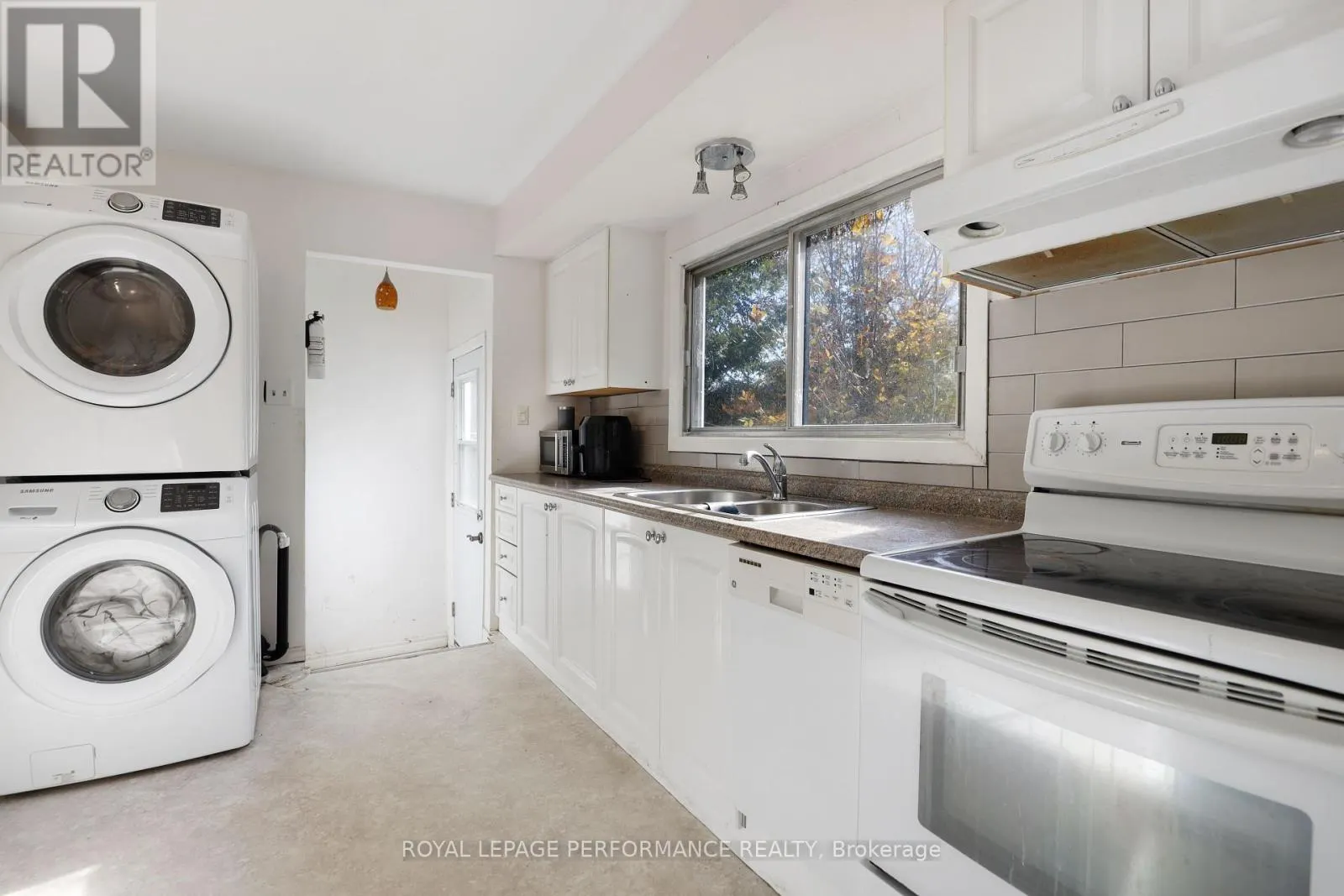 142 MEADOWLANDS DRIVE W