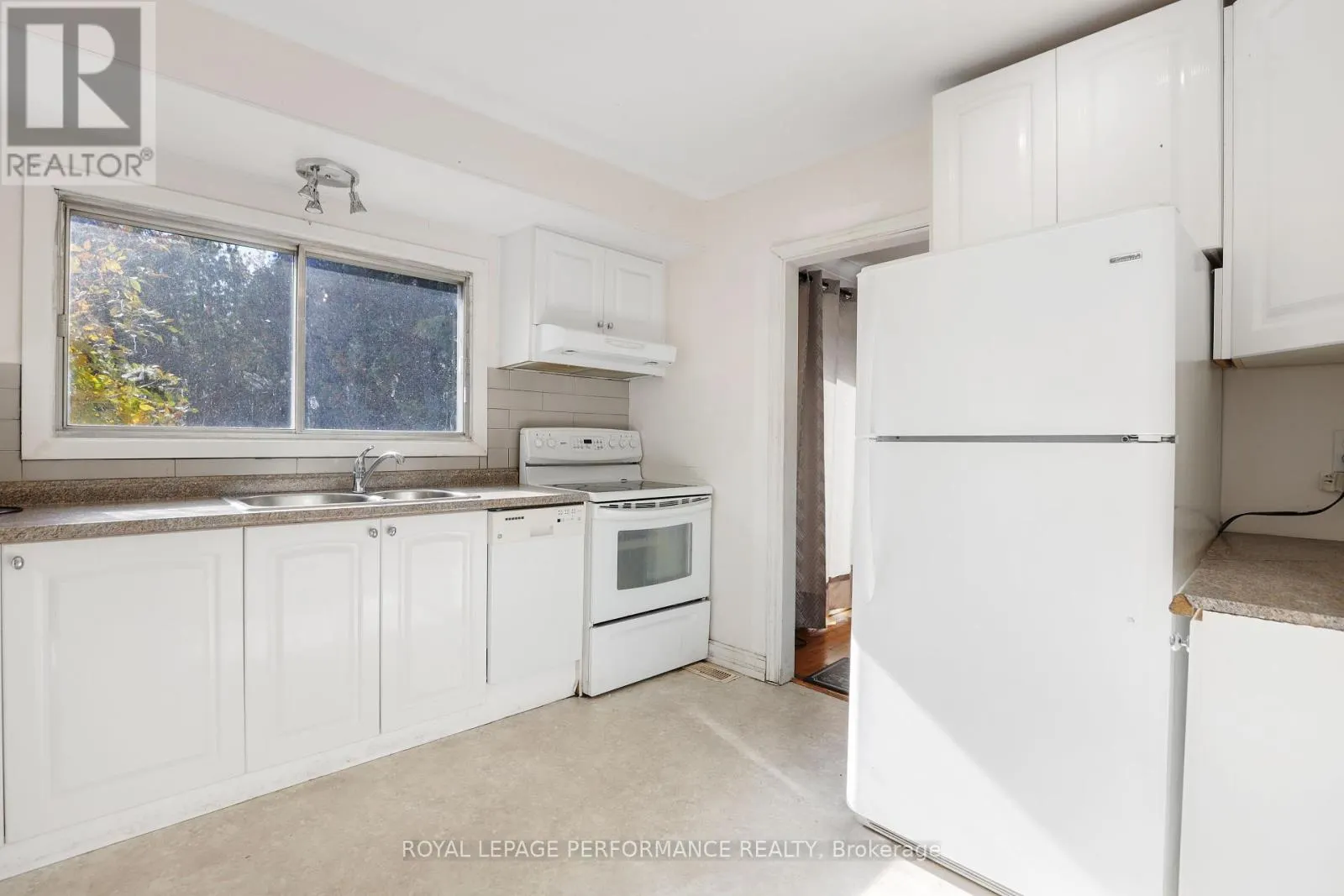 142 MEADOWLANDS DRIVE W