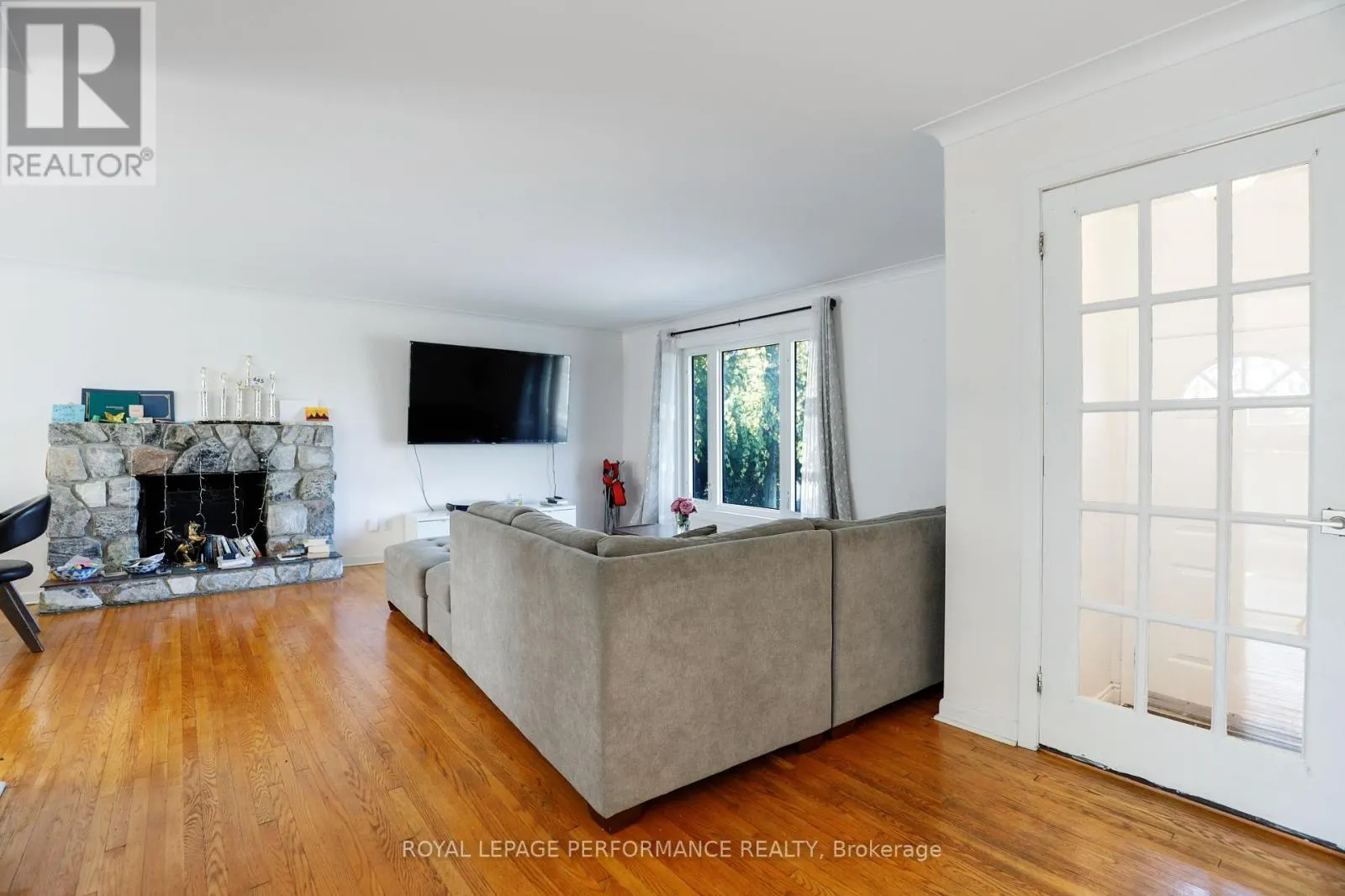 142 MEADOWLANDS DRIVE W