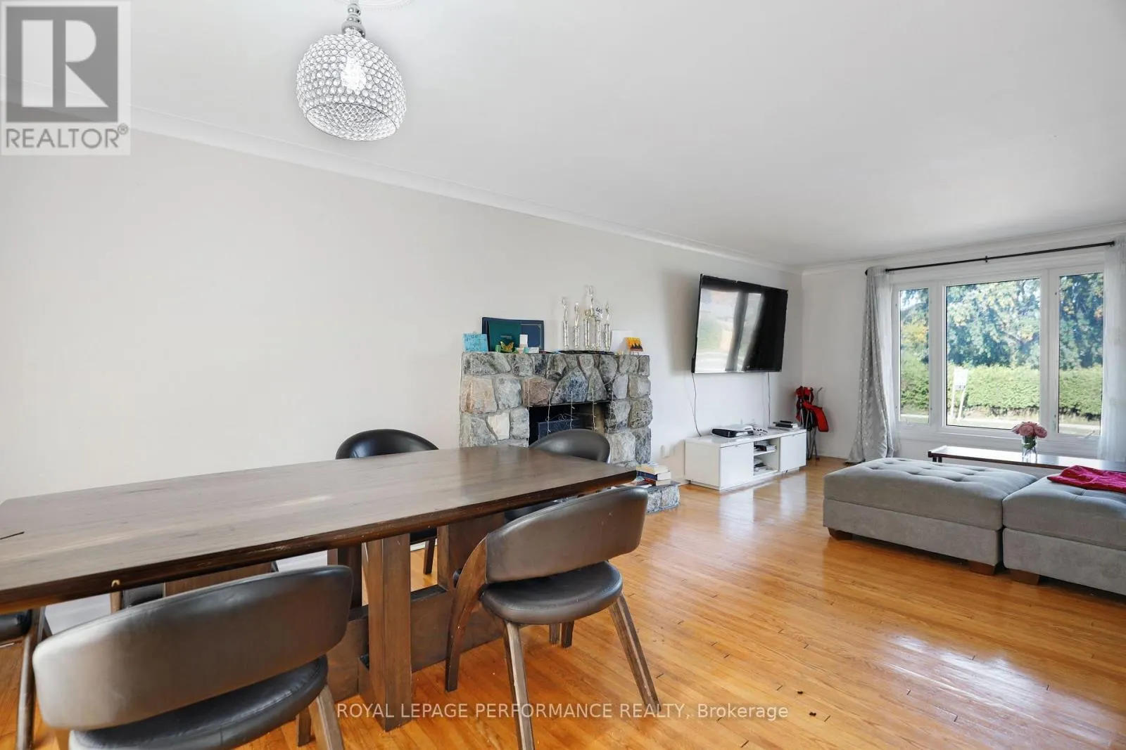 142 MEADOWLANDS DRIVE W