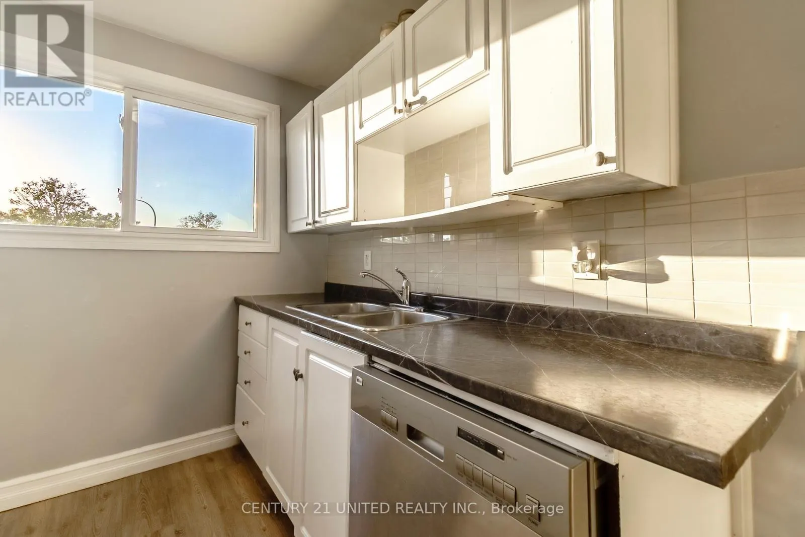 61 - 996 SYDENHAM ROAD, #61