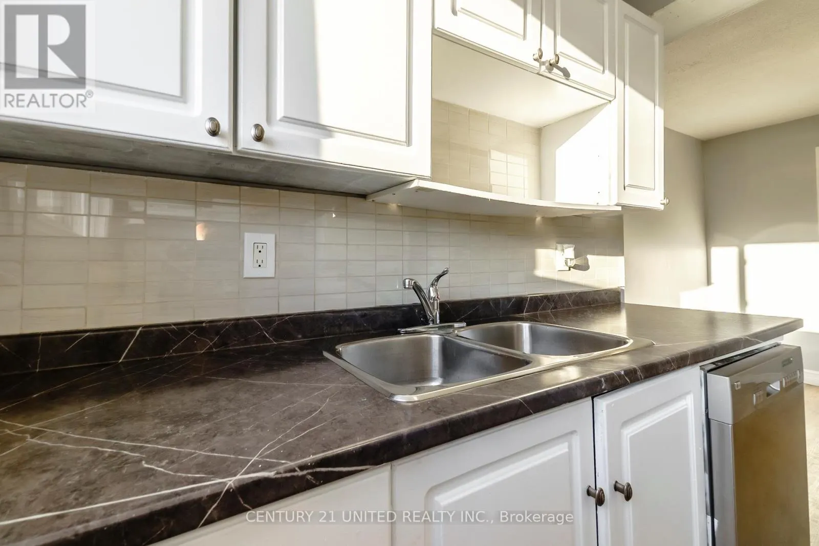 61 - 996 SYDENHAM ROAD, #61