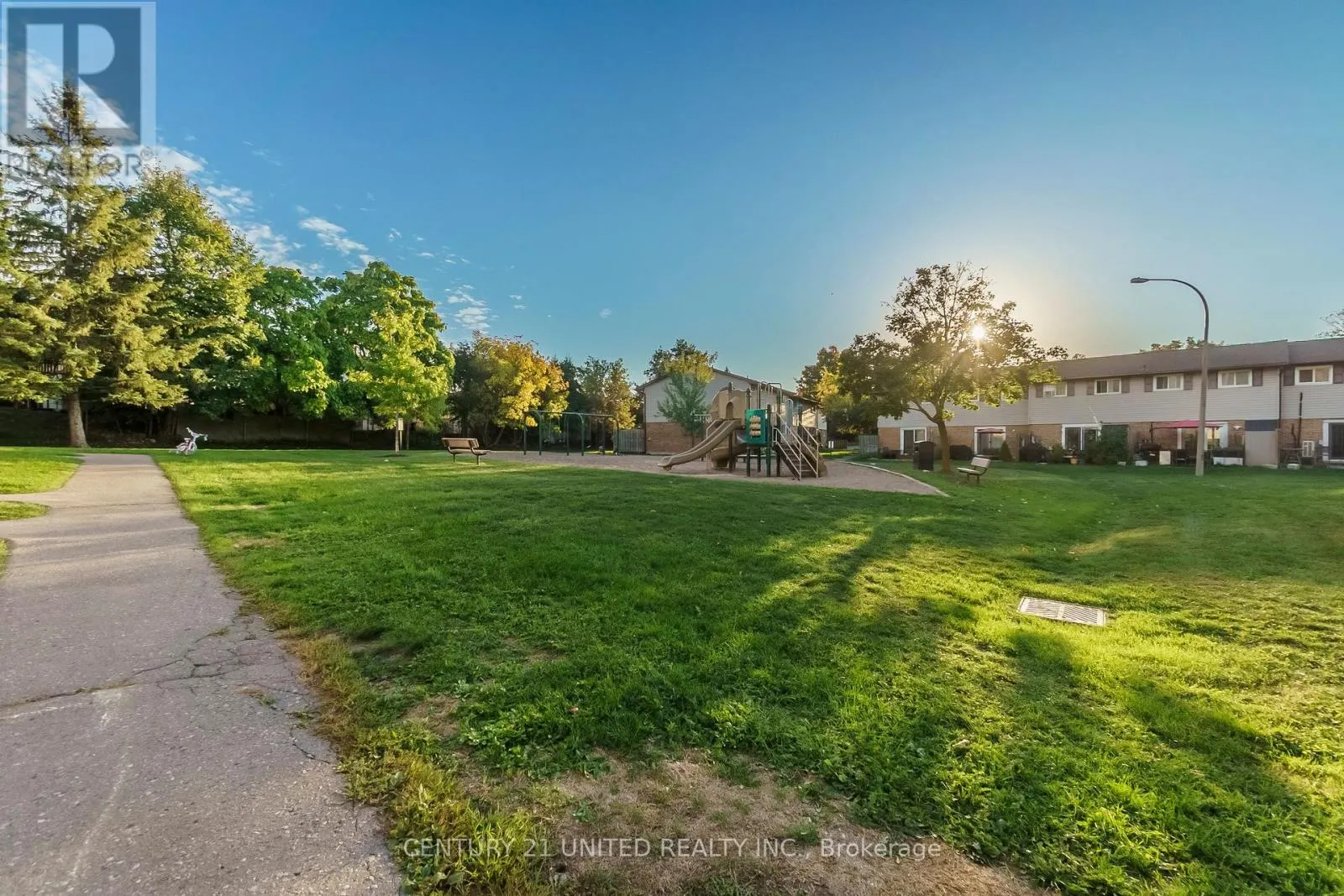 61 - 996 SYDENHAM ROAD, #61