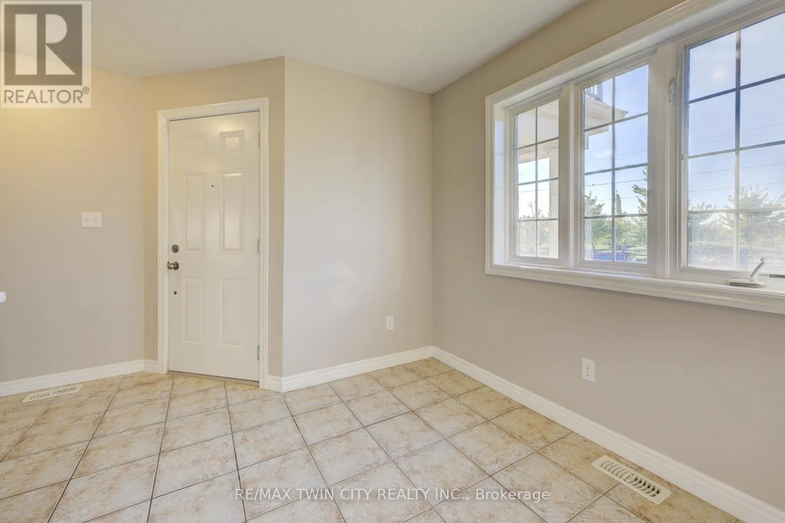 642A - 642 WOODLAWN ROAD E