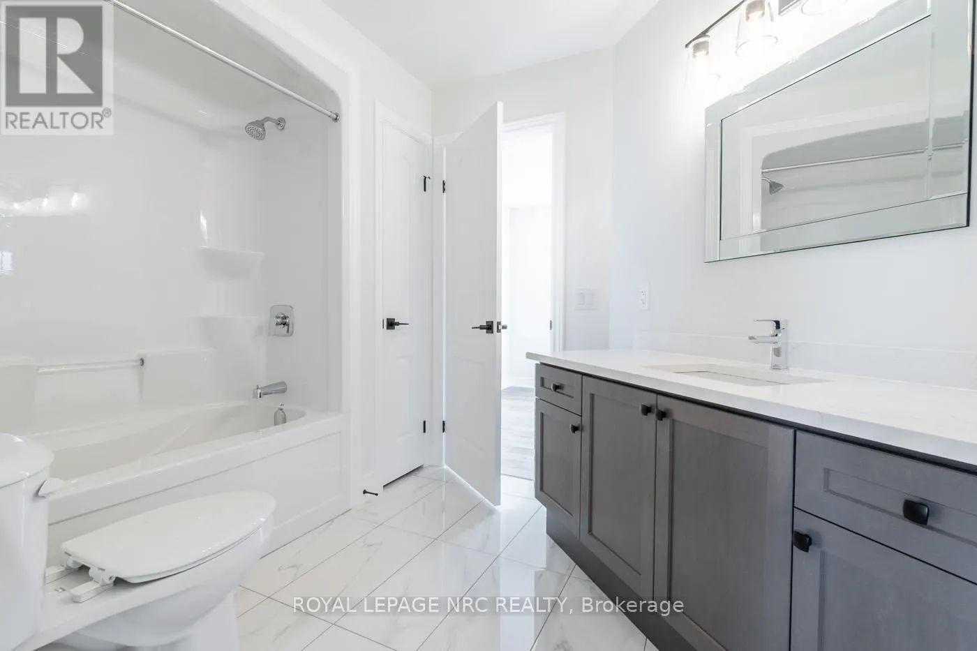 15 - 121A MOFFATT STREET, #15