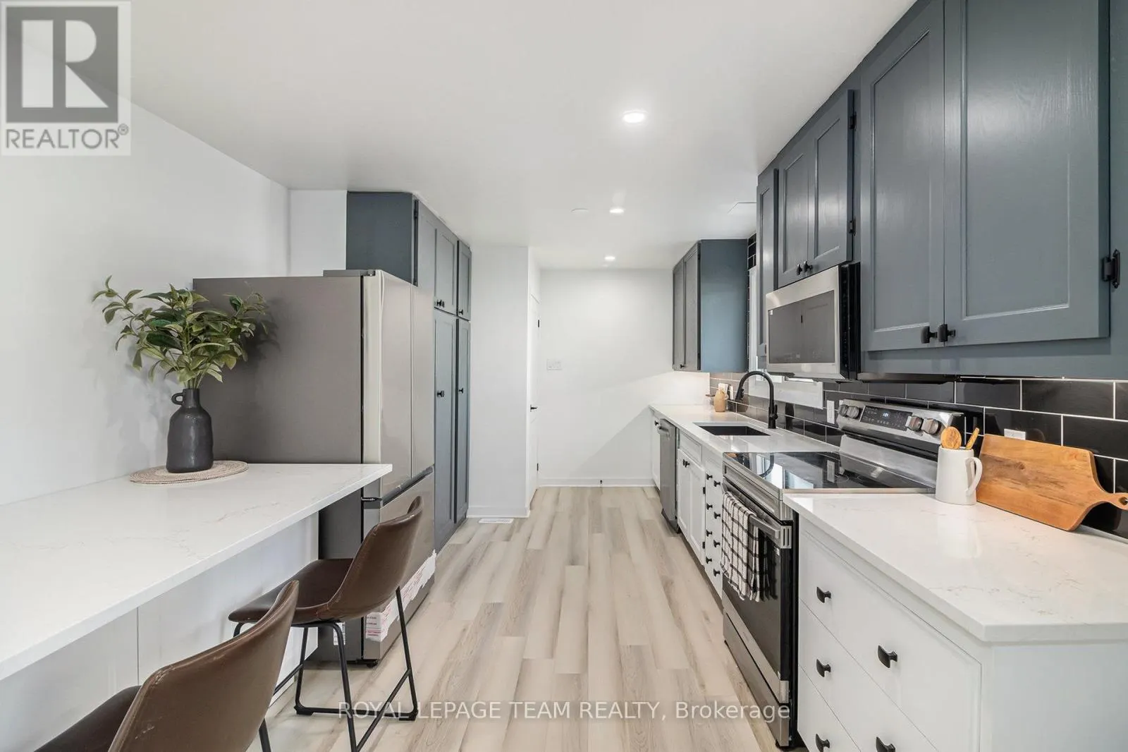 102 LAURIER STREET