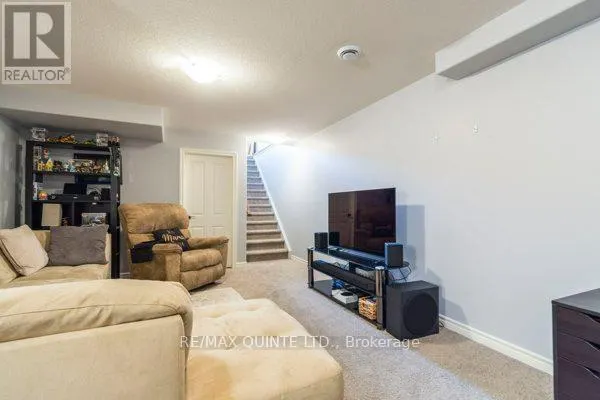 33 CHINOOK STREET