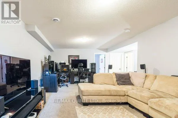 33 CHINOOK STREET