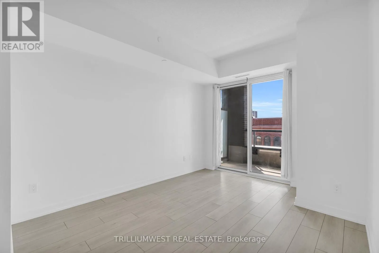322 - 55 DUKE STREET W