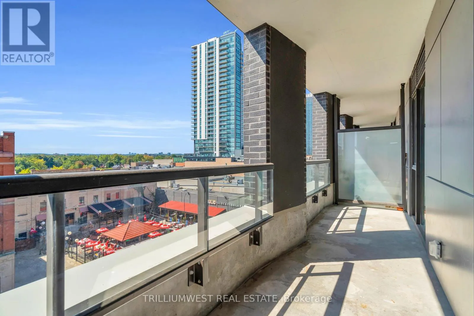 322 - 55 DUKE STREET W