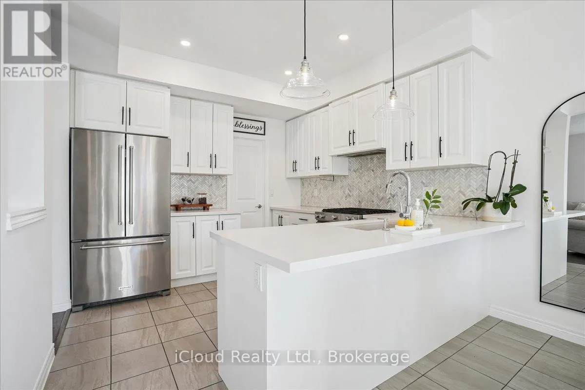 136 DUNROBIN LANE