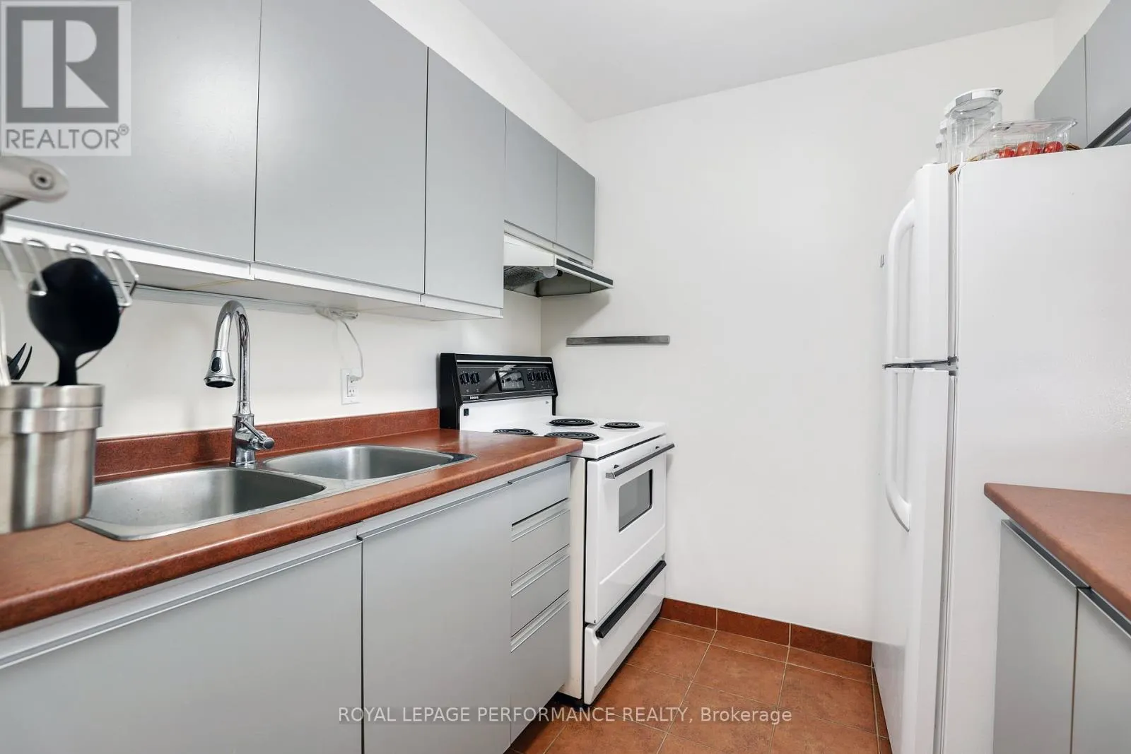 412 - 280 BRITTANY DRIVE